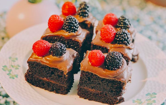 Valentine trổ tài làm bánh Moist Chocolate ngọt ngào mềm mướt dành tặng 'nửa kia'